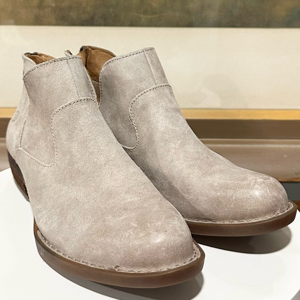🌸BORN🌸 Kerri Suede Ankle Block Heel Booties Size: 6M - Picture 7 of 16